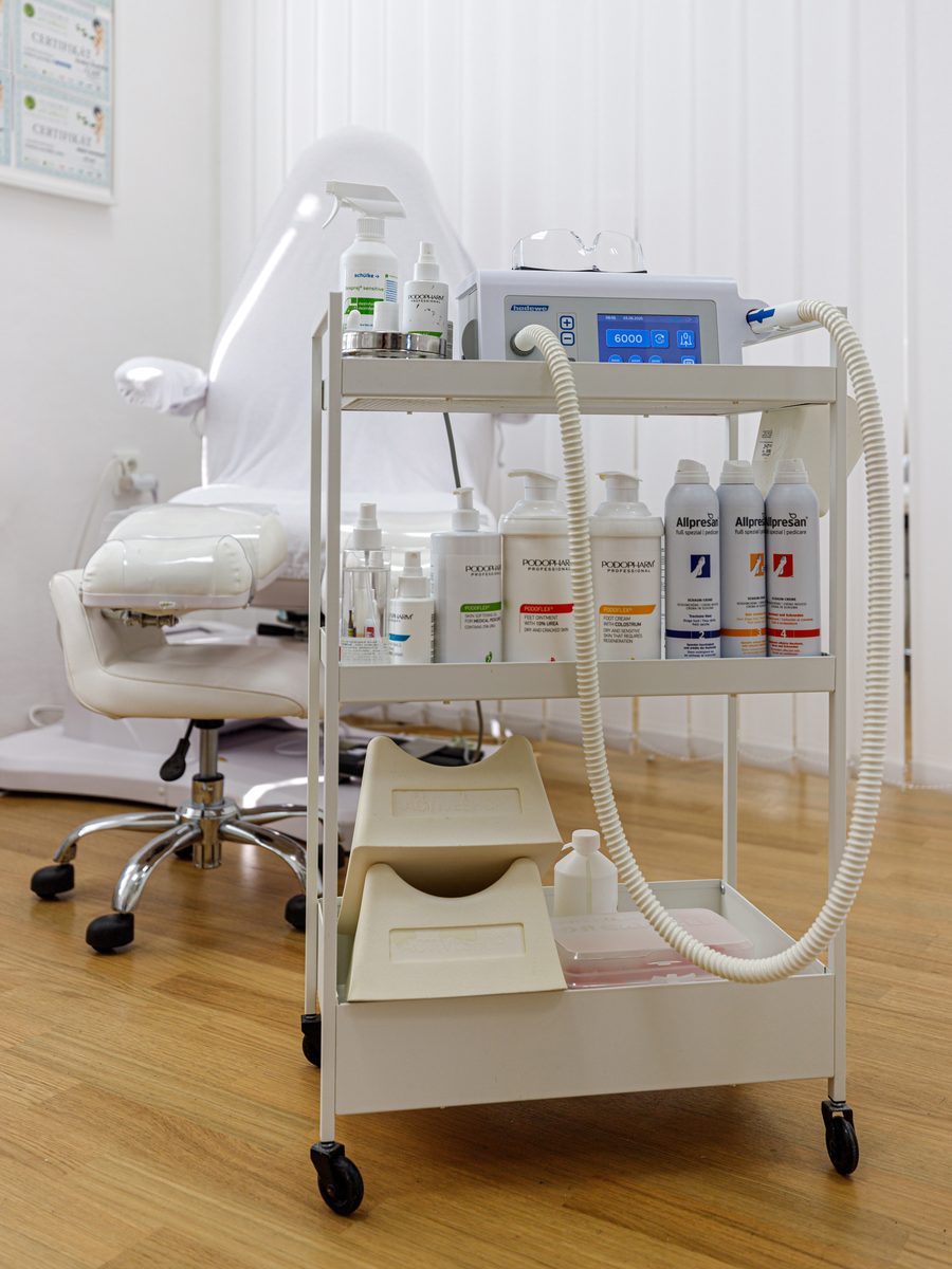Pojízdný stolek s frézou, přípravky Podopharm a Allpresan a pedikérské křeslo ve Studiu J.T.